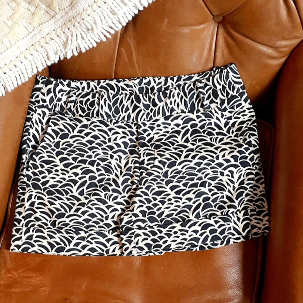 MIXIT Stretch Size 4 Black & White Shorts